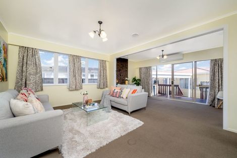 Photo of property in 90 Edgewater Drive, Pakuranga, Auckland, 2010