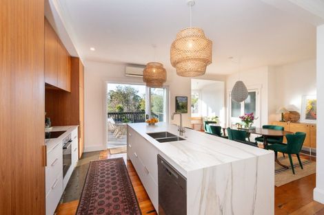 Photo of property in 55 Napier Terrace, Hospital Hill, Napier, 4110