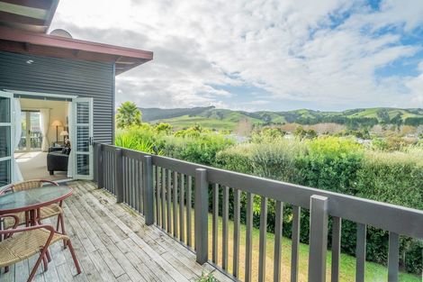 Photo of property in 7 Empressa Heights, Helensville, 0800