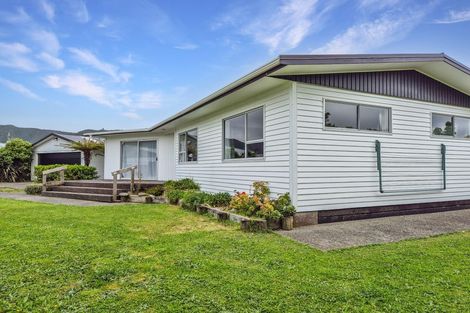 Photo of property in 32 Matthews Road, Wainuiomata, Lower Hutt, 5014
