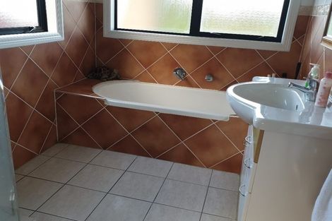 Photo of property in 6 Danica Esplanade, Te Atatu Peninsula, Auckland, 0610