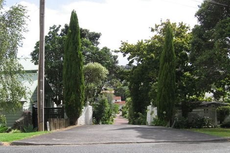 Photo of property in 1/10a Penning Road, Castor Bay, Auckland, 0620