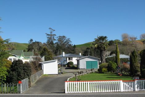 Photo of property in 16 Milne Street, Hunterville, 4730
