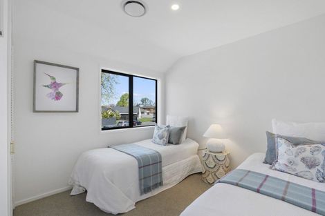 Photo of property in 17 Kingham Place, Avonhead, Christchurch, 8042