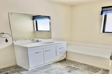 Photo of property in 12 Senator Drive, Manurewa, Auckland, 2105