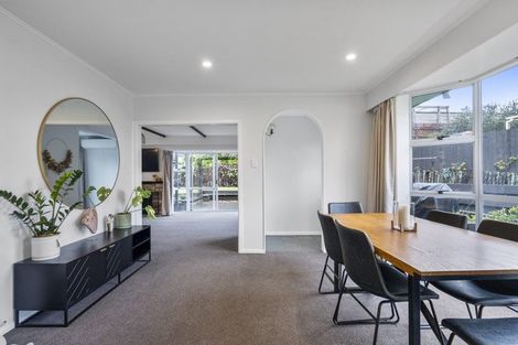 Photo of property in 10 Whitby Place, Westown, New Plymouth, 4310