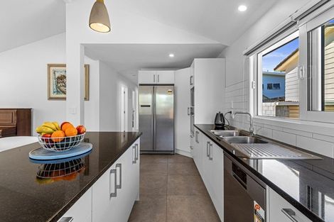 Photo of property in 2/140 Lynn Road, Bayview, Auckland, 0629