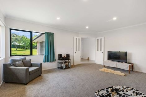 Photo of property in 10 Gleaming Place, Waiuku, 2123