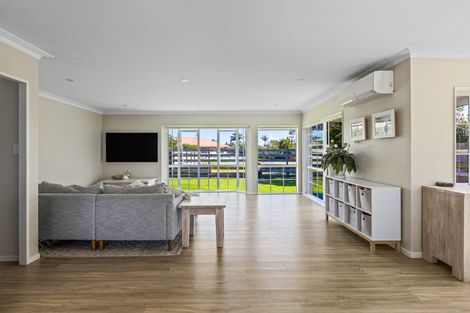 Photo of property in 33 Maygrove Drive, Orewa, 0931