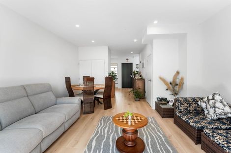 Photo of property in 8/28 Smythe Road, Henderson, Auckland, 0612