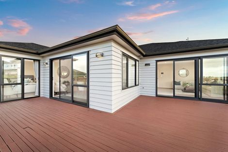 Photo of property in 83 Lake Panorama Drive, Henderson Valley, Auckland, 0612