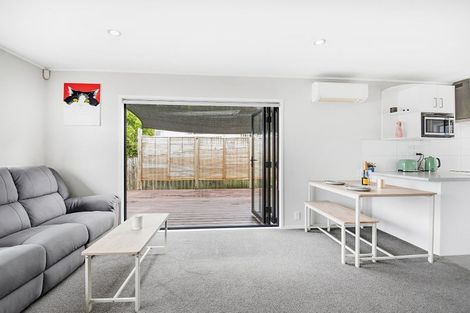 Photo of property in 2/17 Kemp Road, Massey, Auckland, 0614