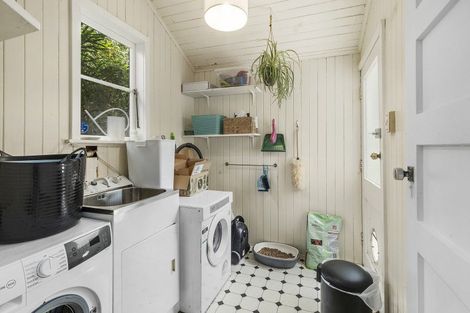 Photo of property in 168 Sutherland Road, Lyall Bay, Wellington, 6022