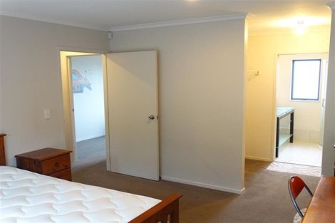 Photo of property in 48 Rising Parade, Fairview Heights, Auckland, 0632