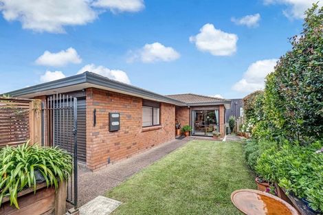 Photo of property in 1/11 Bernleigh Terrace, West Harbour, Auckland, 0618