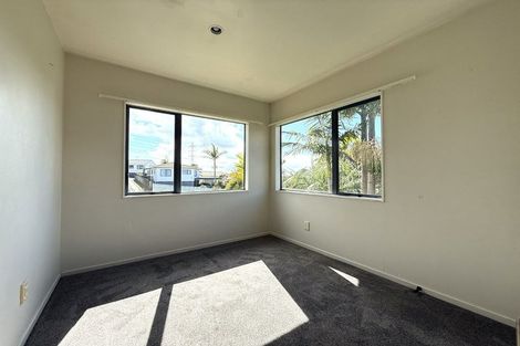 Photo of property in 11 Loughanure Place, Massey, Auckland, 0614