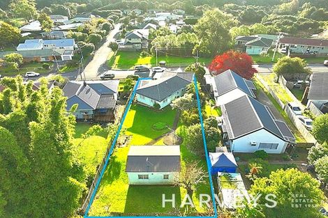 Photo of property in 74 Vodanovich Road, Te Atatu South, Auckland, 0610