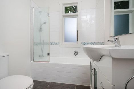 Photo of property in 26 Sunnyside Road, Sunnyvale, Auckland, 0612