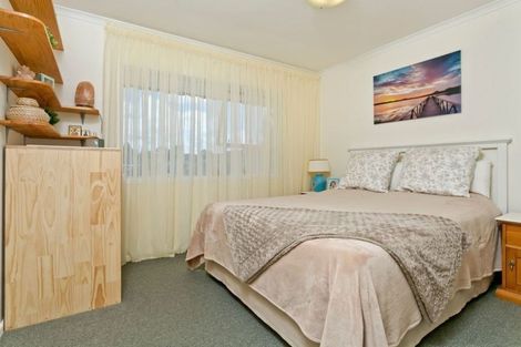 Photo of property in 1/9 Lancelot Place, Glenfield, Auckland, 0629