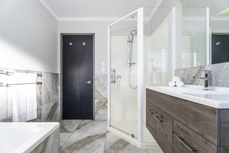 Photo of property in 2 Oscar Place, Whitianga, 3510