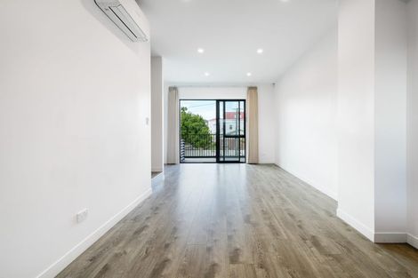 Photo of property in 19 Taipahitini Road, Rosehill, 2113