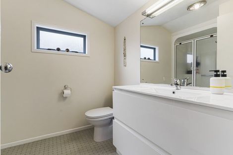 Photo of property in 10 St Lucia Place, Unsworth Heights, Auckland, 0632