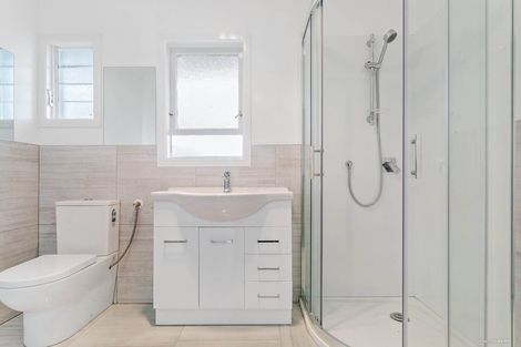 Photo of property in 31 London Street, Te Atatu Peninsula, Auckland, 0610