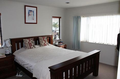Photo of property in 1 Girvan Terrace, Wattle Downs, Auckland, 2103