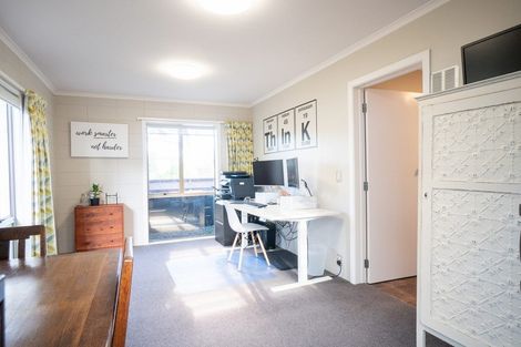 Photo of property in 15 Raglan Avenue, Cloverlea, Palmerston North, 4412