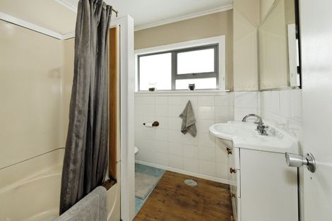 Photo of property in 17 Golf Road, New Lynn, Auckland, 0600