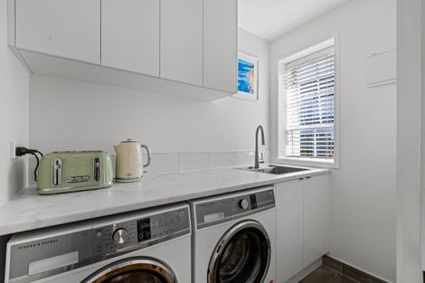 Photo of property in 40 Walton Street, Red Beach, 0932