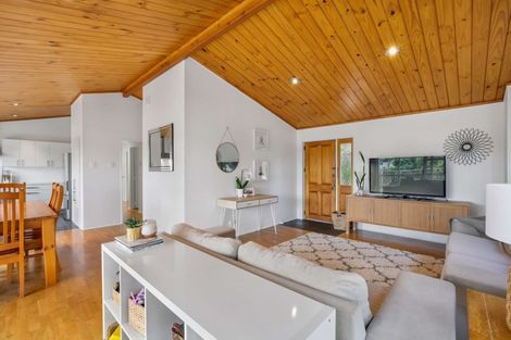 Photo of property in 8a Holiday Road, Stanmore Bay, Whangaparaoa, 0932