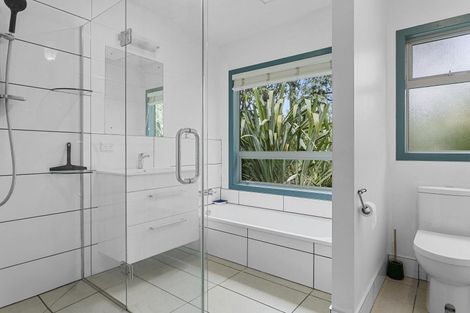 Photo of property in 69 Gillespie Place, Acacia Bay, Taupo, 3385