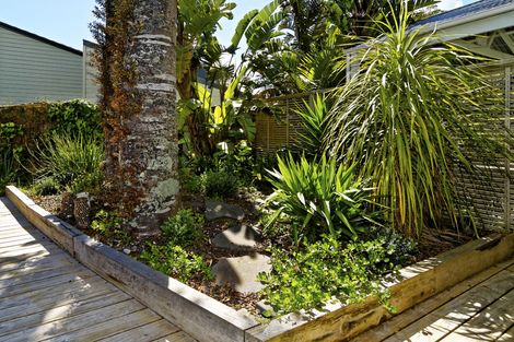 Photo of property in 111 Daffodil Street, Titirangi, Auckland, 0604