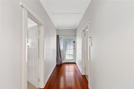 Photo of property in 98 The Parade, Island Bay, Wellington, 6023