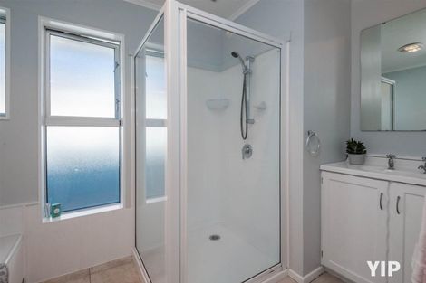 Photo of property in 3 Kingsbridge Place, Newlands, Wellington, 6037