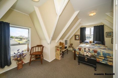 Photo of property in 50 Rhodes Drive, Kelvin Grove, Palmerston North, 4414