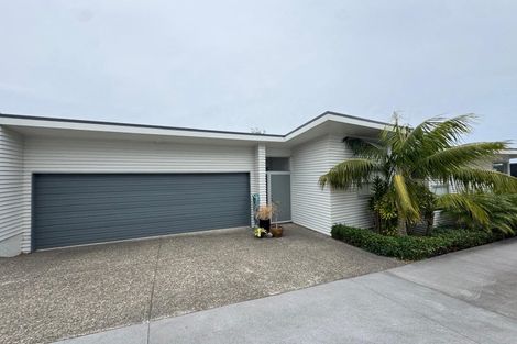 Photo of property in 8a Glenfield Road, Birkenhead, Auckland, 0626