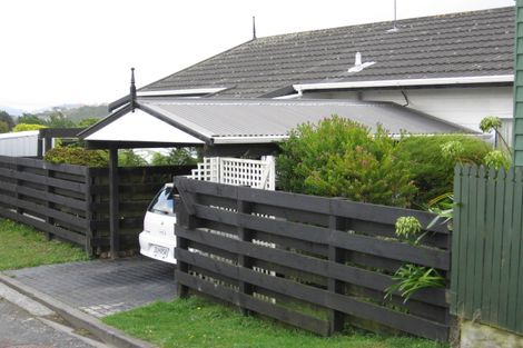 Photo of property in 24 Evesham Place, Newlands, Wellington, 6037