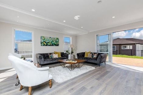 Photo of property in 10 Spyglass Street, Red Beach, 0932