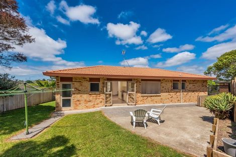 Photo of property in 28 Ginders Drive, Massey, Auckland, 0614
