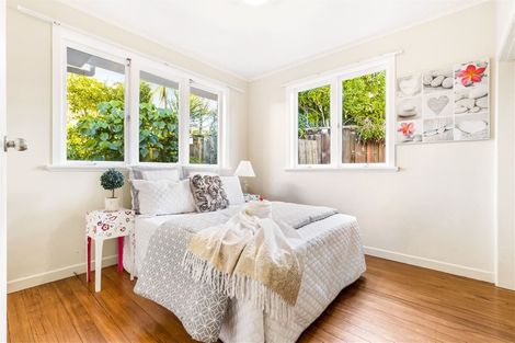 Photo of property in 122 Matipo Road, Te Atatu Peninsula, Auckland, 0610