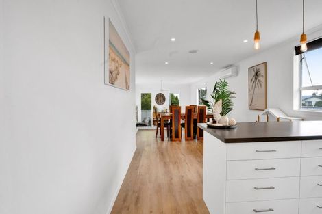 Photo of property in 15 Kowhai Street, Strandon, New Plymouth, 4312