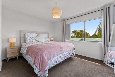 Photo of property in 2/9 Hogans Road, Glenfield, Auckland, 0629