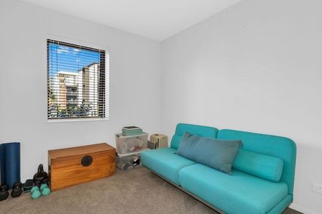 Photo of property in 2/25g Potter Avenue, Northcote, Auckland, 0627