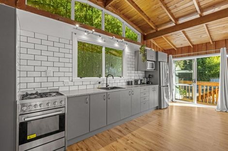 Photo of property in 1 Cross Street, Raglan, 3225