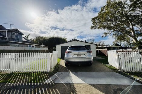 Photo of property in 4 Kaponga Crescent, New Lynn, Auckland, 0600