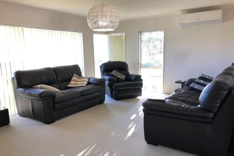 Photo of property in 8 Newinn Crescent, East Tamaki Heights, Auckland, 2016