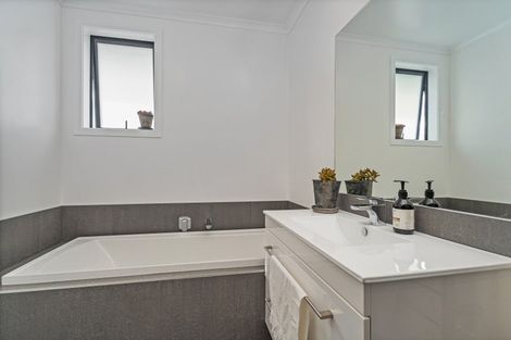 Photo of property in 5 Victoria Street, Coromandel, 3506