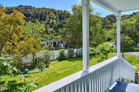 Photo of property in 100 Cheviot Road, Lowry Bay, Lower Hutt, 5013